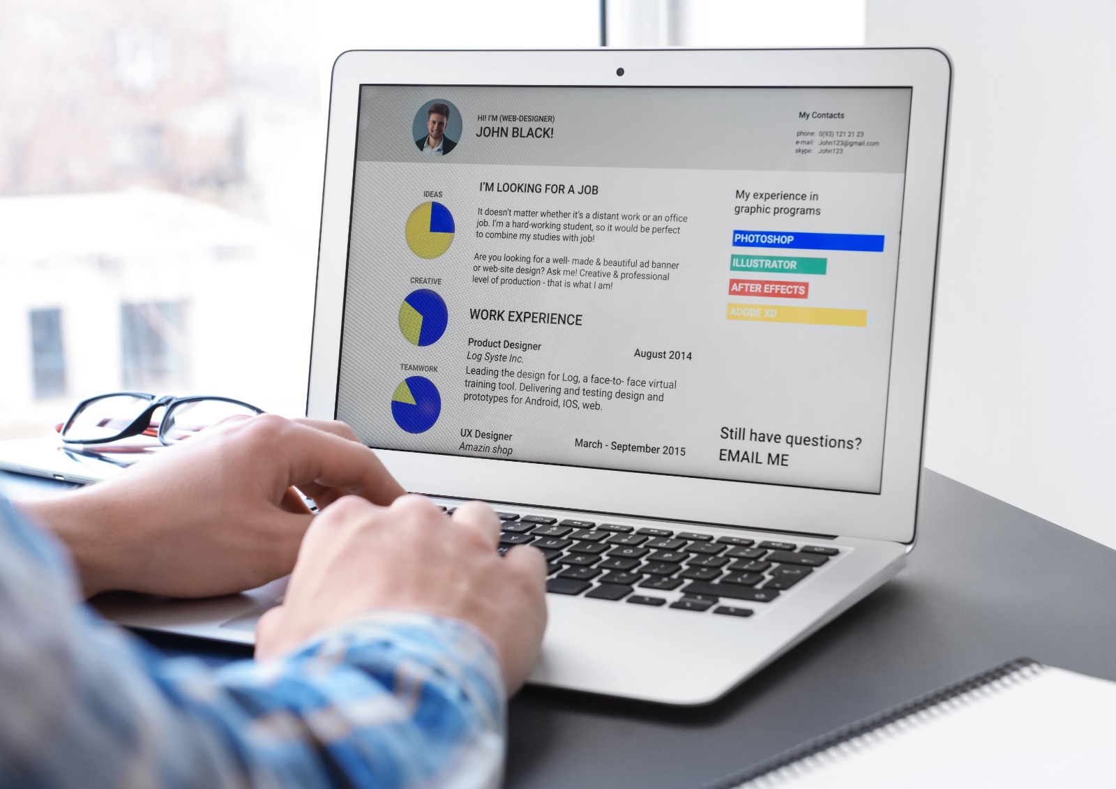 gros plan sur un ordinateur portable avec envoi de candidature